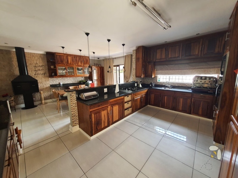 Meyerville, 3 bedroom house for sale, spectacular home, luxury entertainment, in-wall aquarium, built-in jacuzzi, built-in bar, kiaat kitchen, gas top, pizza oven, caravan carport, double garage.