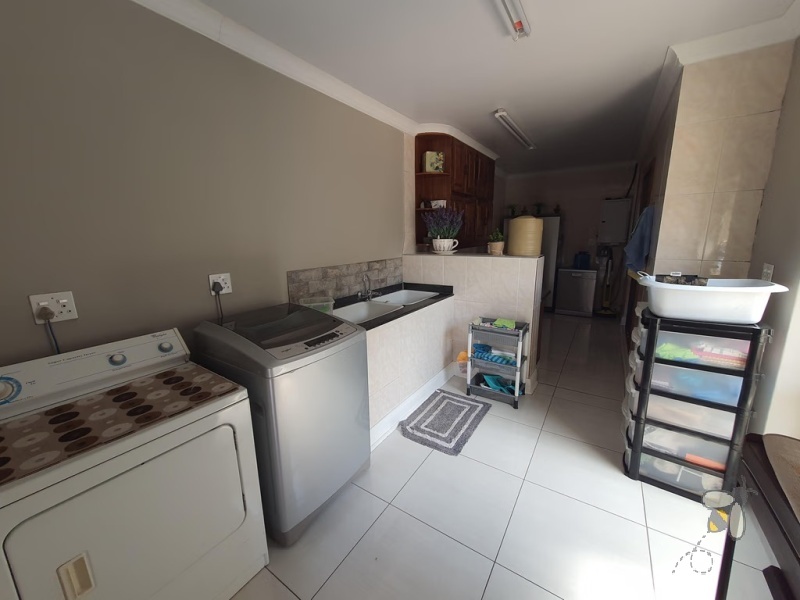 Meyerville, 3 bedroom house for sale, spectacular home, luxury entertainment, in-wall aquarium, built-in jacuzzi, built-in bar, kiaat kitchen, gas top, pizza oven, caravan carport, double garage.