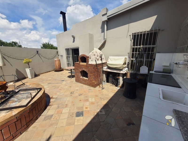 Meyerville, 3 bedroom house for sale, spectacular home, luxury entertainment, in-wall aquarium, built-in jacuzzi, built-in bar, kiaat kitchen, gas top, pizza oven, caravan carport, double garage.