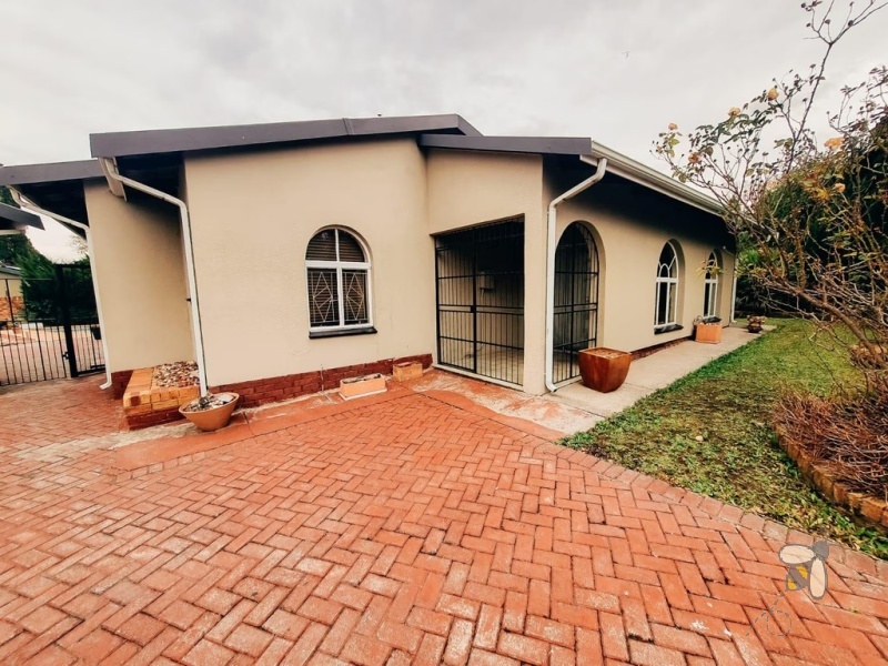 Secunda, 4 bedroom house for sale, two flats, corporate accommodation, investment property, rental income, large swimming pool, 2 bedroom flat, 1 bedroom flat, employee housing.
