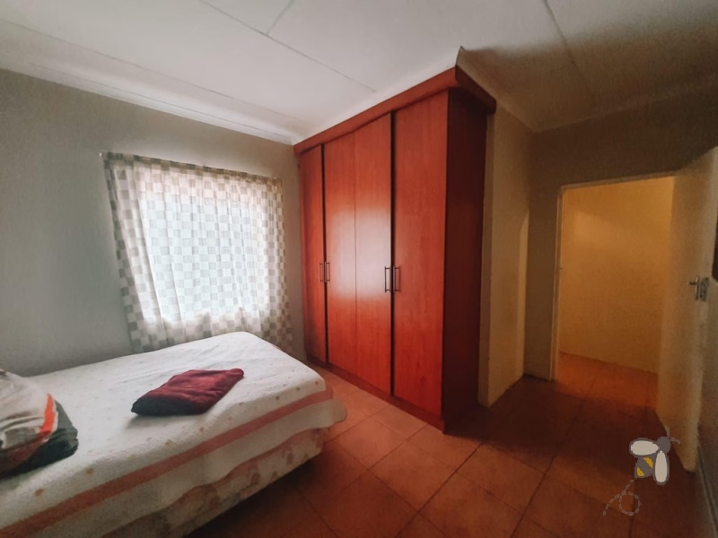 Secunda, 4 bedroom house for sale, two flats, corporate accommodation, investment property, rental income, large swimming pool, 2 bedroom flat, 1 bedroom flat, employee housing.