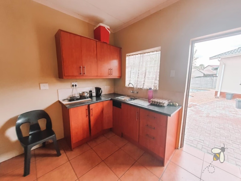 Secunda, 4 bedroom house for sale, two flats, corporate accommodation, investment property, rental income, large swimming pool, 2 bedroom flat, 1 bedroom flat, employee housing.