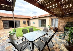 Secunda Central, 4 bedroom house for sale, entertainer\'s dream, heated swimming pool, jacuzzi, built-in bar, gas hob, walk-in closet, solid wood kitchen, 1 bedroom flatlet, income potential.