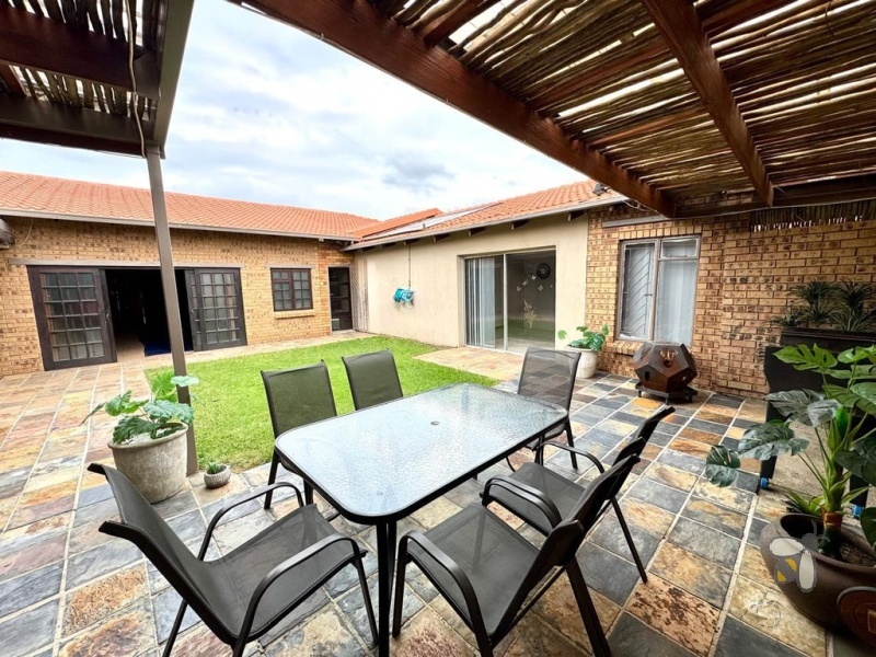 Secunda Central, 4 bedroom house for sale, entertainer\'s dream, heated swimming pool, jacuzzi, built-in bar, gas hob, walk-in closet, solid wood kitchen, 1 bedroom flatlet, income potential.