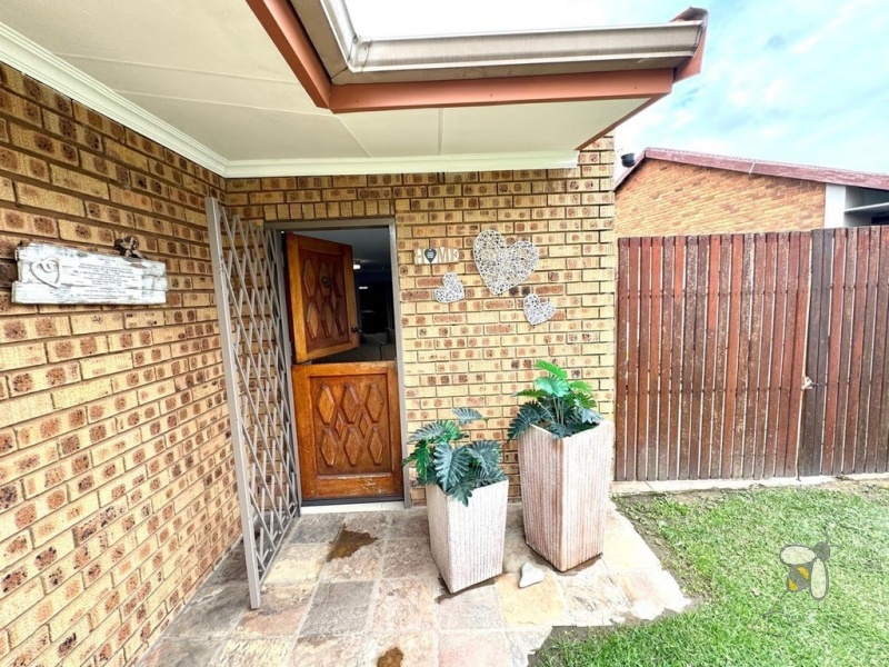 Secunda Central, 4 bedroom house for sale, entertainer\'s dream, heated swimming pool, jacuzzi, built-in bar, gas hob, walk-in closet, solid wood kitchen, 1 bedroom flatlet, income potential.
