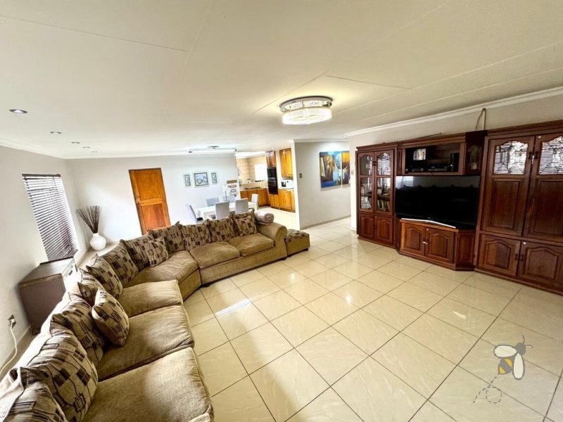 Secunda Central, 4 bedroom house for sale, entertainer\'s dream, heated swimming pool, jacuzzi, built-in bar, gas hob, walk-in closet, solid wood kitchen, 1 bedroom flatlet, income potential.