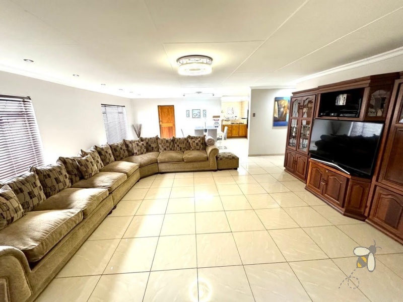 Secunda Central, 4 bedroom house for sale, entertainer\'s dream, heated swimming pool, jacuzzi, built-in bar, gas hob, walk-in closet, solid wood kitchen, 1 bedroom flatlet, income potential.