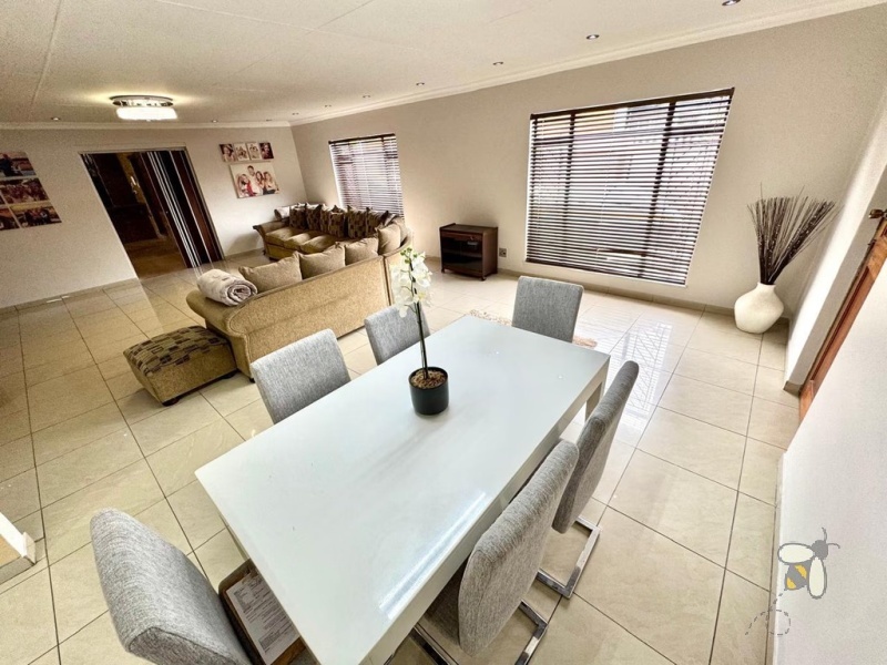 Secunda Central, 4 bedroom house for sale, entertainer\'s dream, heated swimming pool, jacuzzi, built-in bar, gas hob, walk-in closet, solid wood kitchen, 1 bedroom flatlet, income potential.