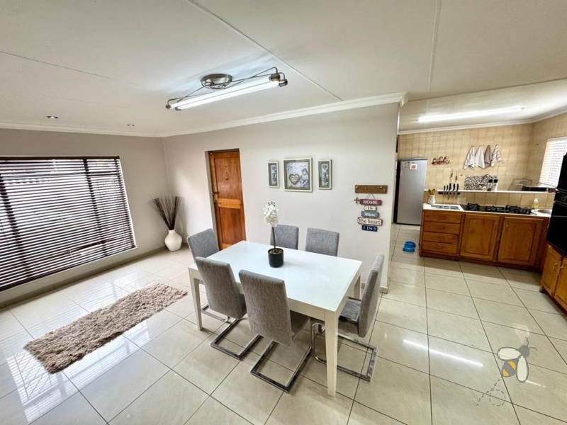 Secunda Central, 4 bedroom house for sale, entertainer\'s dream, heated swimming pool, jacuzzi, built-in bar, gas hob, walk-in closet, solid wood kitchen, 1 bedroom flatlet, income potential.