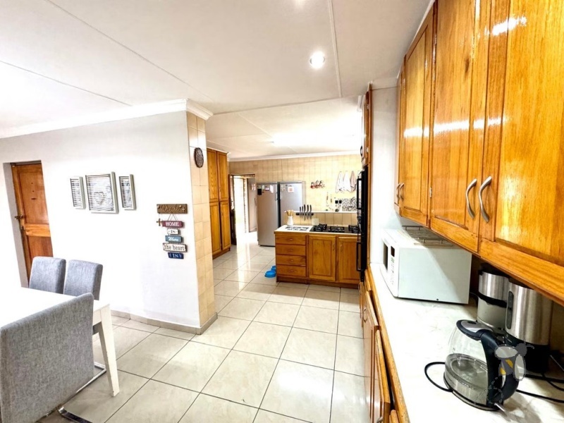 Secunda Central, 4 bedroom house for sale, entertainer\'s dream, heated swimming pool, jacuzzi, built-in bar, gas hob, walk-in closet, solid wood kitchen, 1 bedroom flatlet, income potential.