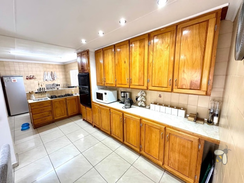 Secunda Central, 4 bedroom house for sale, entertainer\'s dream, heated swimming pool, jacuzzi, built-in bar, gas hob, walk-in closet, solid wood kitchen, 1 bedroom flatlet, income potential.