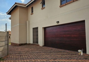Secunda Noordrand, 5 bedroom house for sale, modern design, family home, spacious living, double garage, alarm system, pool potential, scullery, low maintenance.