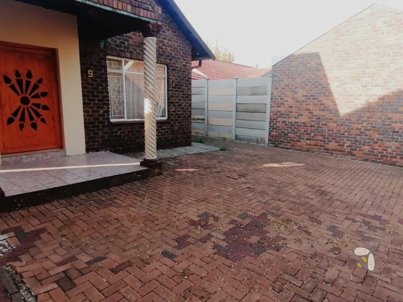 Secunda, investment property, high profit, rental income, 3 bedroom house, 3 flats, modern flats, large stand, tenant accommodation, buy-to-let, property investment.
