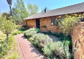 Secunda, 4 bedroom house for sale, newly renovated, green area, indoor entertainment, built-in braai, granite counters, fireplace, outside room, guest suite, double garage, prime location.