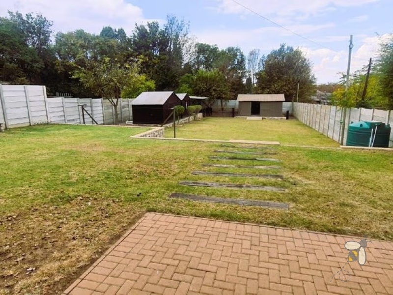 Standerton Central, 3 bedroom house for sale, move-in ready, secure home, electric gate, study area, reading room, built-in braai, private gym, spa bath, landscaped garden.