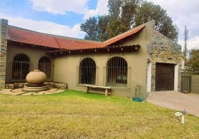 Standerton Central, 3 bedroom house for sale, move-in ready, secure home, electric gate, study area, reading room, built-in braai, private gym, spa bath, landscaped garden.