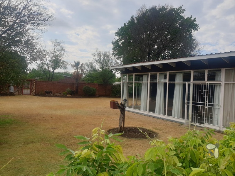 Standerton Central, 3 bedroom house for sale, room with a view, enclosed lapa, swimming pool, granny flat, underfloor heating, walk-in closet, gas geyser, high security, 8 cameras.