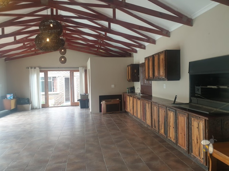 Standerton Central, 3 bedroom house for sale, room with a view, enclosed lapa, swimming pool, granny flat, underfloor heating, walk-in closet, gas geyser, high security, 8 cameras.