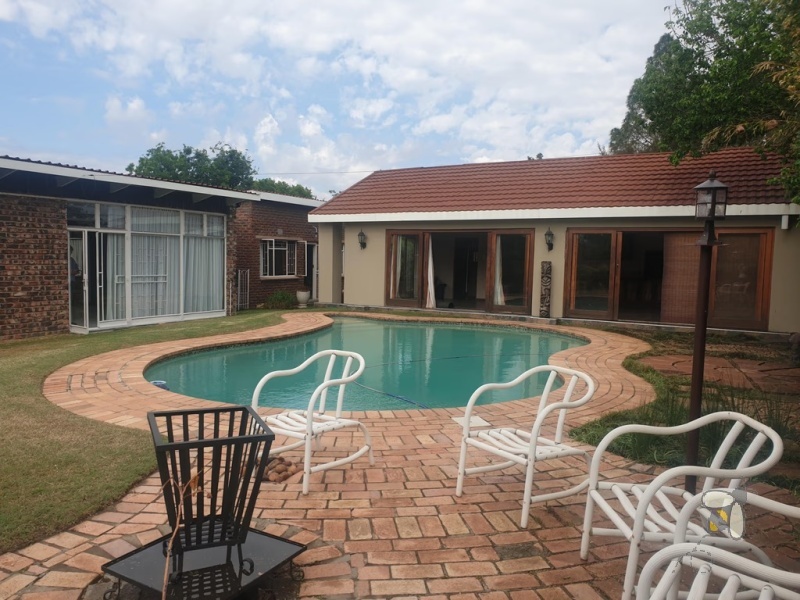 Standerton Central, 3 bedroom house for sale, room with a view, enclosed lapa, swimming pool, granny flat, underfloor heating, walk-in closet, gas geyser, high security, 8 cameras.