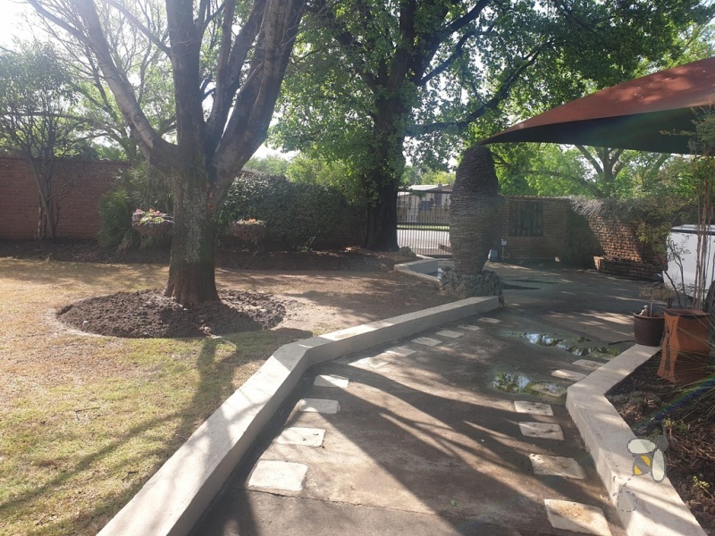 Standerton Central, 3 bedroom house for sale, room with a view, enclosed lapa, swimming pool, granny flat, underfloor heating, walk-in closet, gas geyser, high security, 8 cameras.