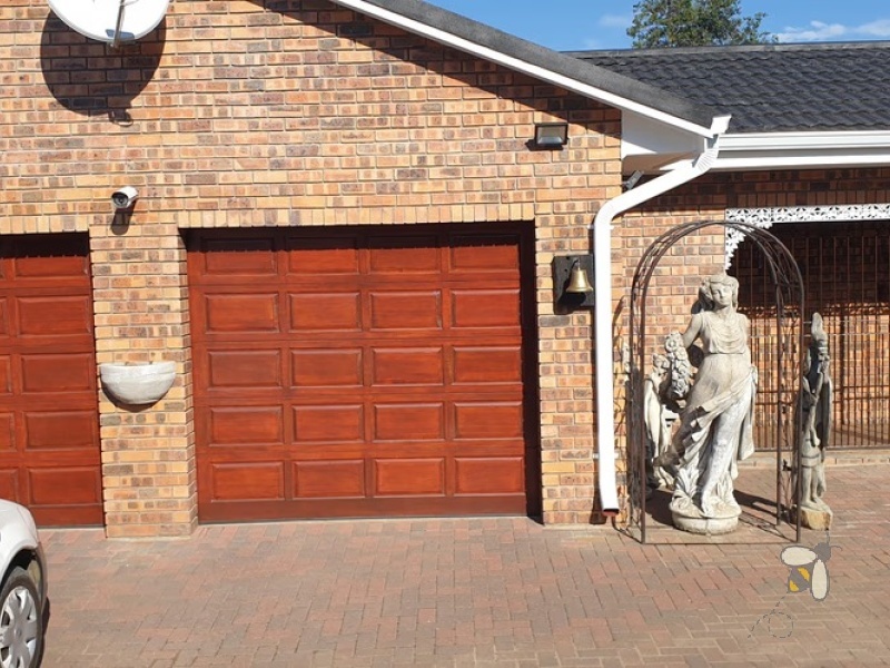 Standerton Central, 3 bedroom freehold for sale, modern home, move-in ready, gas fireplace, JoJo tank, gas stove, electric fence, heated bathrooms, secure parking, town access.