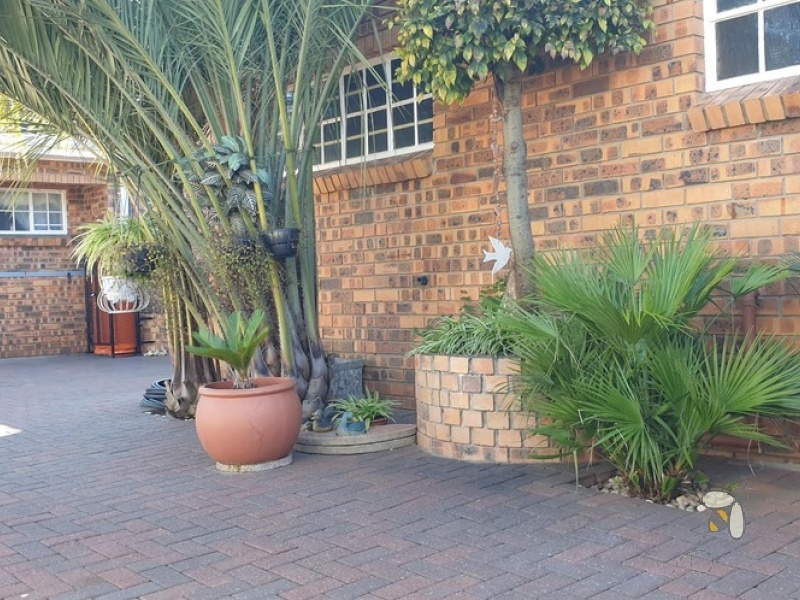 Standerton Central, 3 bedroom freehold for sale, modern home, move-in ready, gas fireplace, JoJo tank, gas stove, electric fence, heated bathrooms, secure parking, town access.