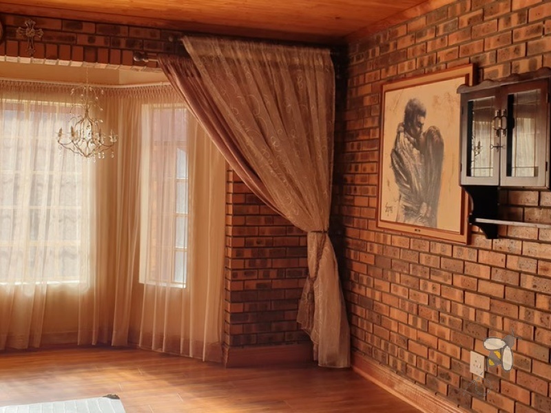 Standerton Central, 3 bedroom freehold for sale, modern home, move-in ready, gas fireplace, JoJo tank, gas stove, electric fence, heated bathrooms, secure parking, town access.