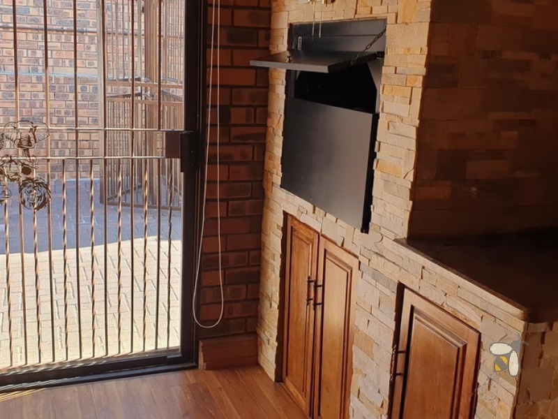 Standerton Central, 3 bedroom freehold for sale, modern home, move-in ready, gas fireplace, JoJo tank, gas stove, electric fence, heated bathrooms, secure parking, town access.