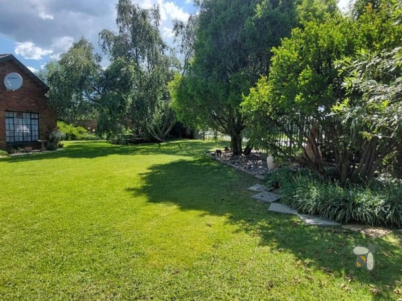 Secunda, 4 bedroom house for sale, green area, corner stand, duckpond, borehole, open plan living, outside braai, double garage, prime area.