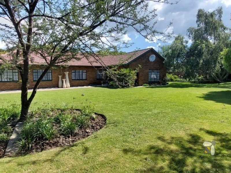 Secunda, 4 bedroom house for sale, green area, corner stand, duckpond, borehole, open plan living, outside braai, double garage, prime area.