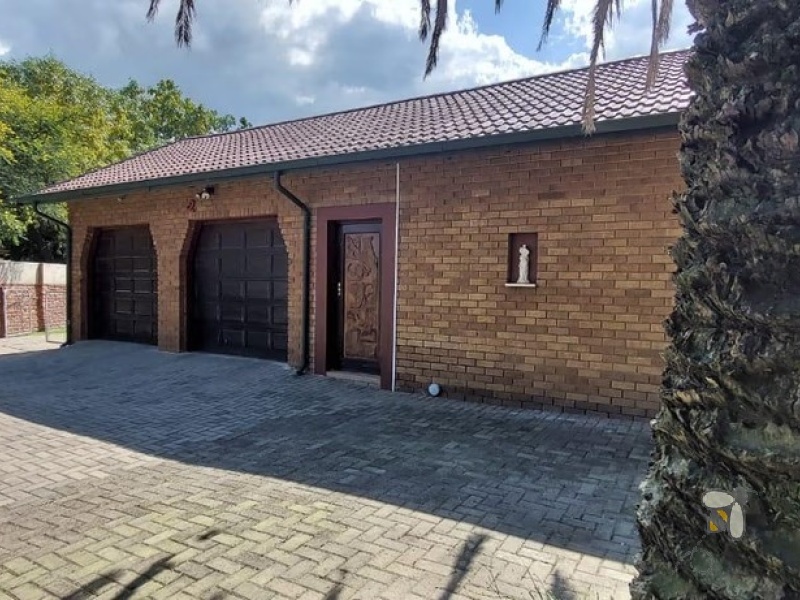 Secunda, 4 bedroom house for sale, green area, corner stand, duckpond, borehole, open plan living, outside braai, double garage, prime area.