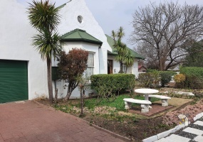 Standerton Central, 5 bedroom house for sale, income potential, all en-suite, original features, metal ceilings, wooden floors, flatlet conversion, perfect price, investment property.