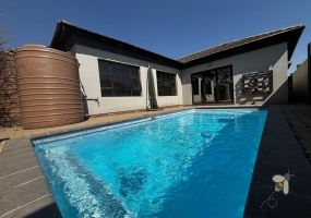 Suidheuwel, 3 bedroom house for sale, modern family home, swimming pool, inverter system, JoJo tank, built-in braai, open plan living, separate scullery, pet-friendly.