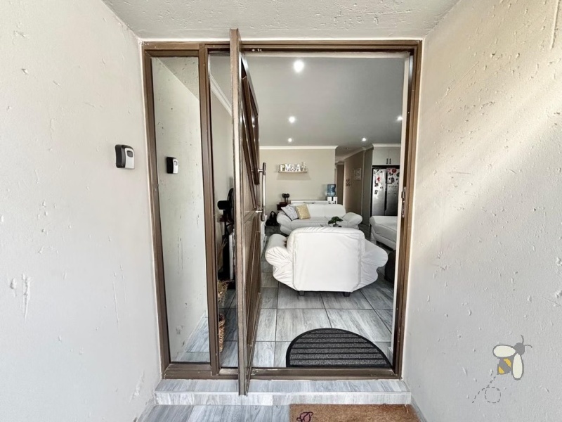 Suidheuwel, 3 bedroom house for sale, modern family home, swimming pool, inverter system, JoJo tank, built-in braai, open plan living, separate scullery, pet-friendly.