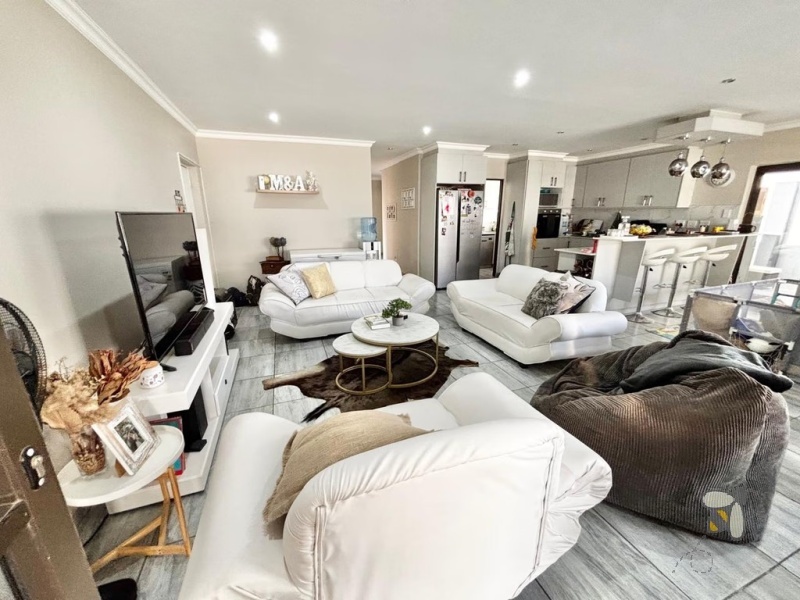 Suidheuwel, 3 bedroom house for sale, modern family home, swimming pool, inverter system, JoJo tank, built-in braai, open plan living, separate scullery, pet-friendly.