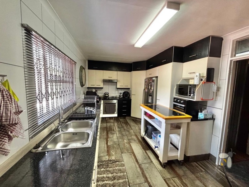 Secunda, 3 bedroom house for sale, 4th bedroom option, caravan garage, built-in braai, inverter system, JoJo tank, alarm system, wendy houses, ample storage, secure setting.