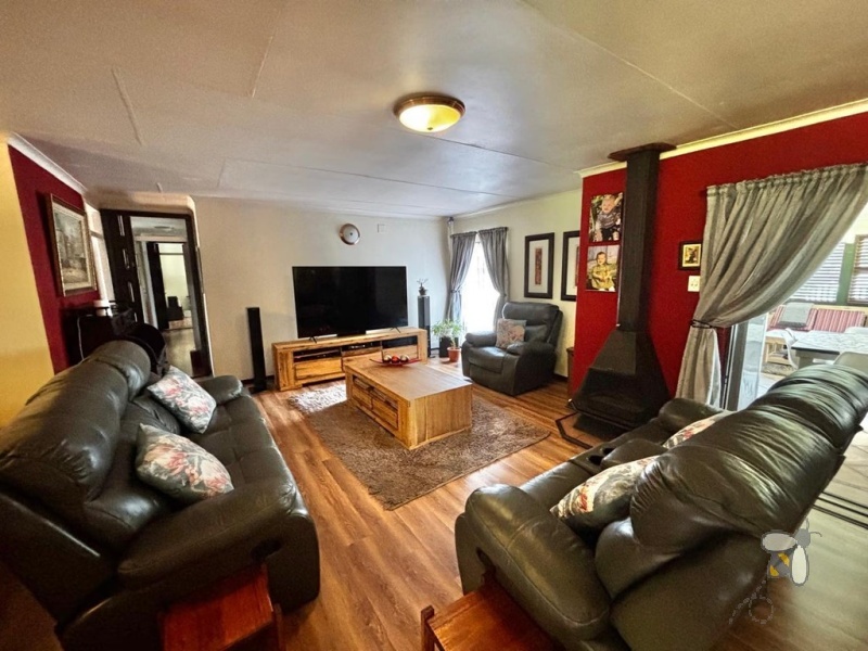 Secunda, 3 bedroom house for sale, 4th bedroom option, caravan garage, built-in braai, inverter system, JoJo tank, alarm system, wendy houses, ample storage, secure setting.