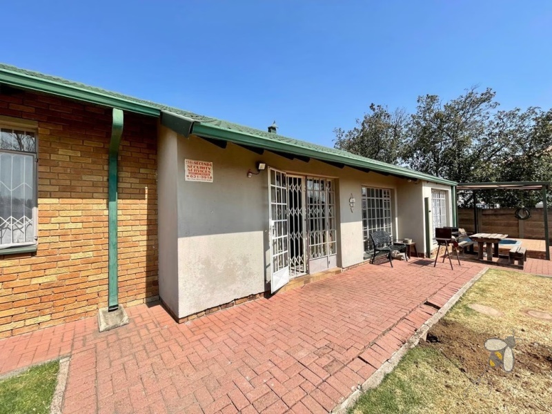 Suidheuwel, 4 bedroom house for sale, superb location, near schools, indoor braai, built-in bar, granite kitchen, outdoor jacuzzi, outside room with bathroom, study, dual entrances.