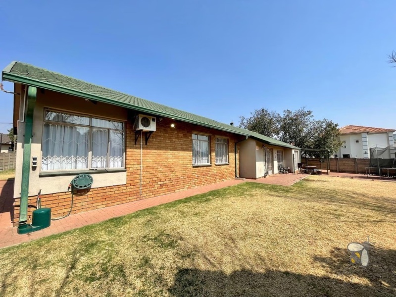 Suidheuwel, 4 bedroom house for sale, superb location, near schools, indoor braai, built-in bar, granite kitchen, outdoor jacuzzi, outside room with bathroom, study, dual entrances.