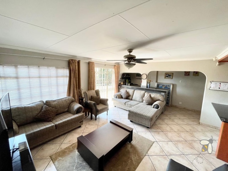 Suidheuwel, 4 bedroom house for sale, superb location, near schools, indoor braai, built-in bar, granite kitchen, outdoor jacuzzi, outside room with bathroom, study, dual entrances.