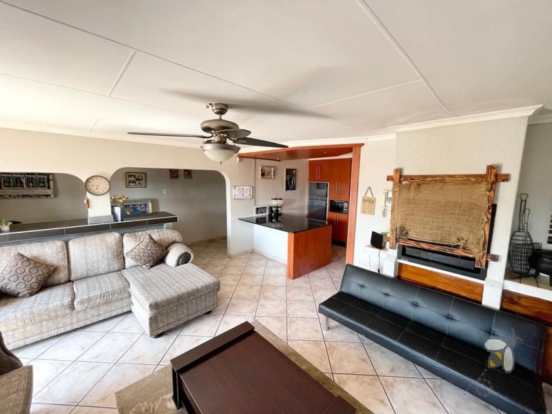 Suidheuwel, 4 bedroom house for sale, superb location, near schools, indoor braai, built-in bar, granite kitchen, outdoor jacuzzi, outside room with bathroom, study, dual entrances.
