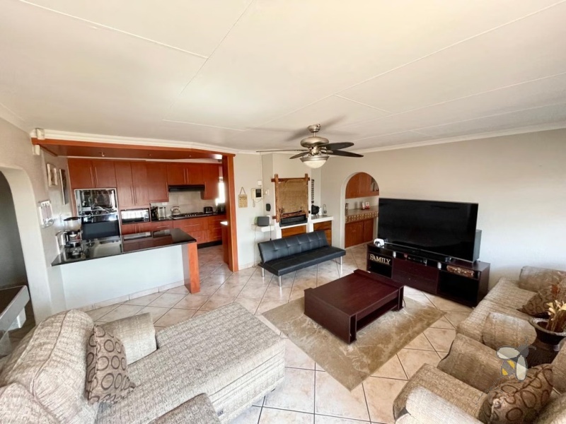 Suidheuwel, 4 bedroom house for sale, superb location, near schools, indoor braai, built-in bar, granite kitchen, outdoor jacuzzi, outside room with bathroom, study, dual entrances.