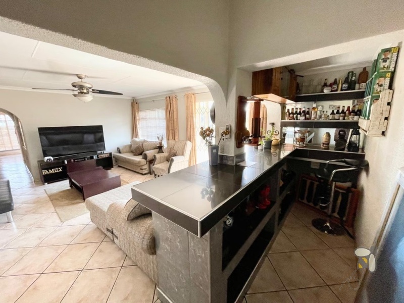 Suidheuwel, 4 bedroom house for sale, superb location, near schools, indoor braai, built-in bar, granite kitchen, outdoor jacuzzi, outside room with bathroom, study, dual entrances.