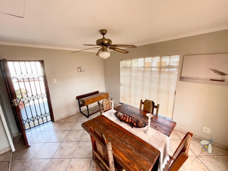 Suidheuwel, 4 bedroom house for sale, superb location, near schools, indoor braai, built-in bar, granite kitchen, outdoor jacuzzi, outside room with bathroom, study, dual entrances.