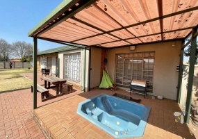 Suidheuwel, 4 bedroom house for sale, superb location, near schools, indoor braai, built-in bar, granite kitchen, outdoor jacuzzi, outside room with bathroom, study, dual entrances.