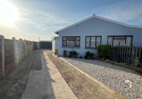 Wavecrest, Eastern Cape 6330, 2 Bedrooms Bedrooms, 0 ,2 BathroomsBathrooms,House,For Sale,0,11443