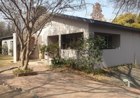 Standerton Central, 4 bedroom house for sale, business rights, flatlet potential, swimming pool, lapa, anthracite fireplace, JoJo tank, double garage, laminated floors, close to town.