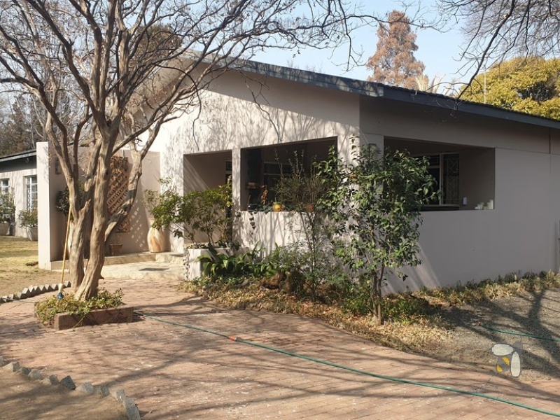 Standerton Central, 4 bedroom house for sale, business rights, flatlet potential, swimming pool, lapa, anthracite fireplace, JoJo tank, double garage, laminated floors, close to town.
