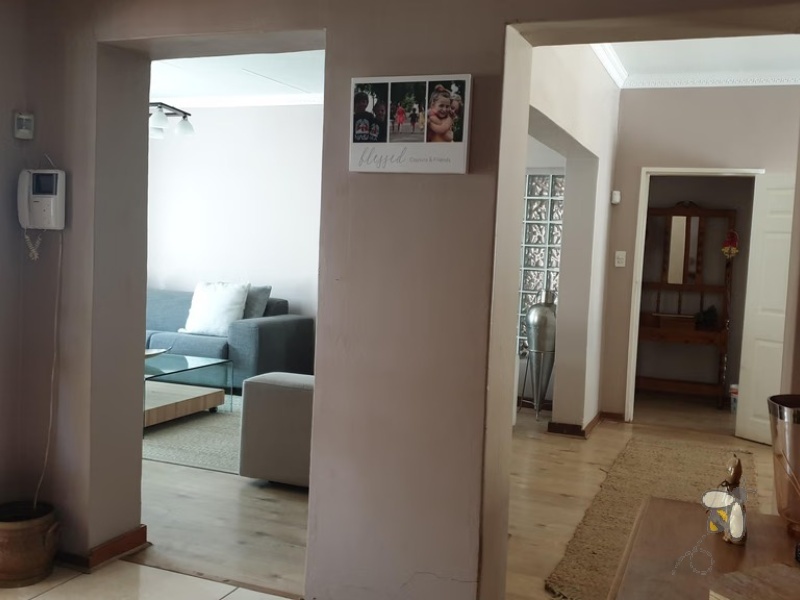 Standerton Central, 4 bedroom house for sale, business rights, flatlet potential, swimming pool, lapa, anthracite fireplace, JoJo tank, double garage, laminated floors, close to town.