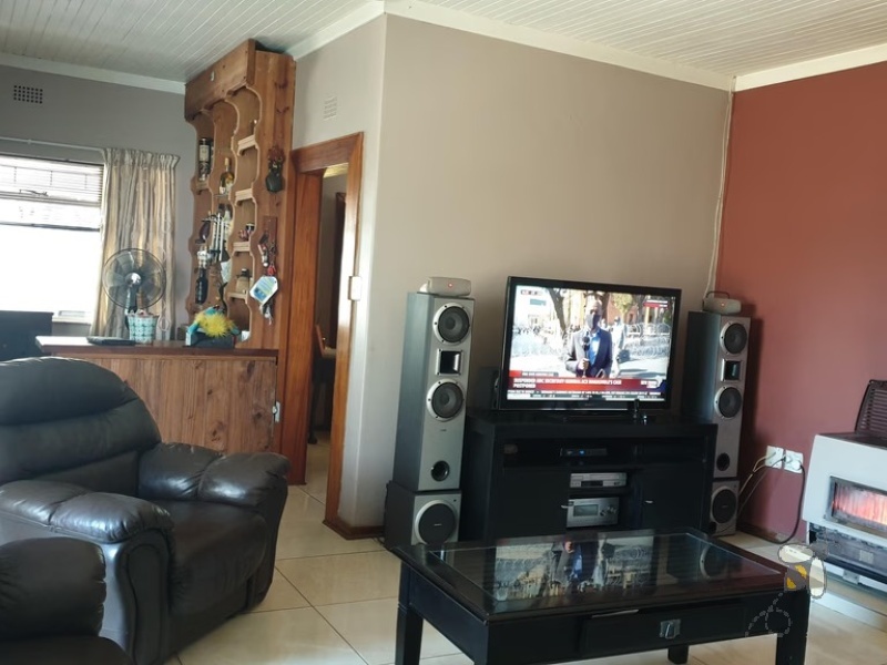 Standerton Central, 4 bedroom house for sale, business rights, flatlet potential, swimming pool, lapa, anthracite fireplace, JoJo tank, double garage, laminated floors, close to town.